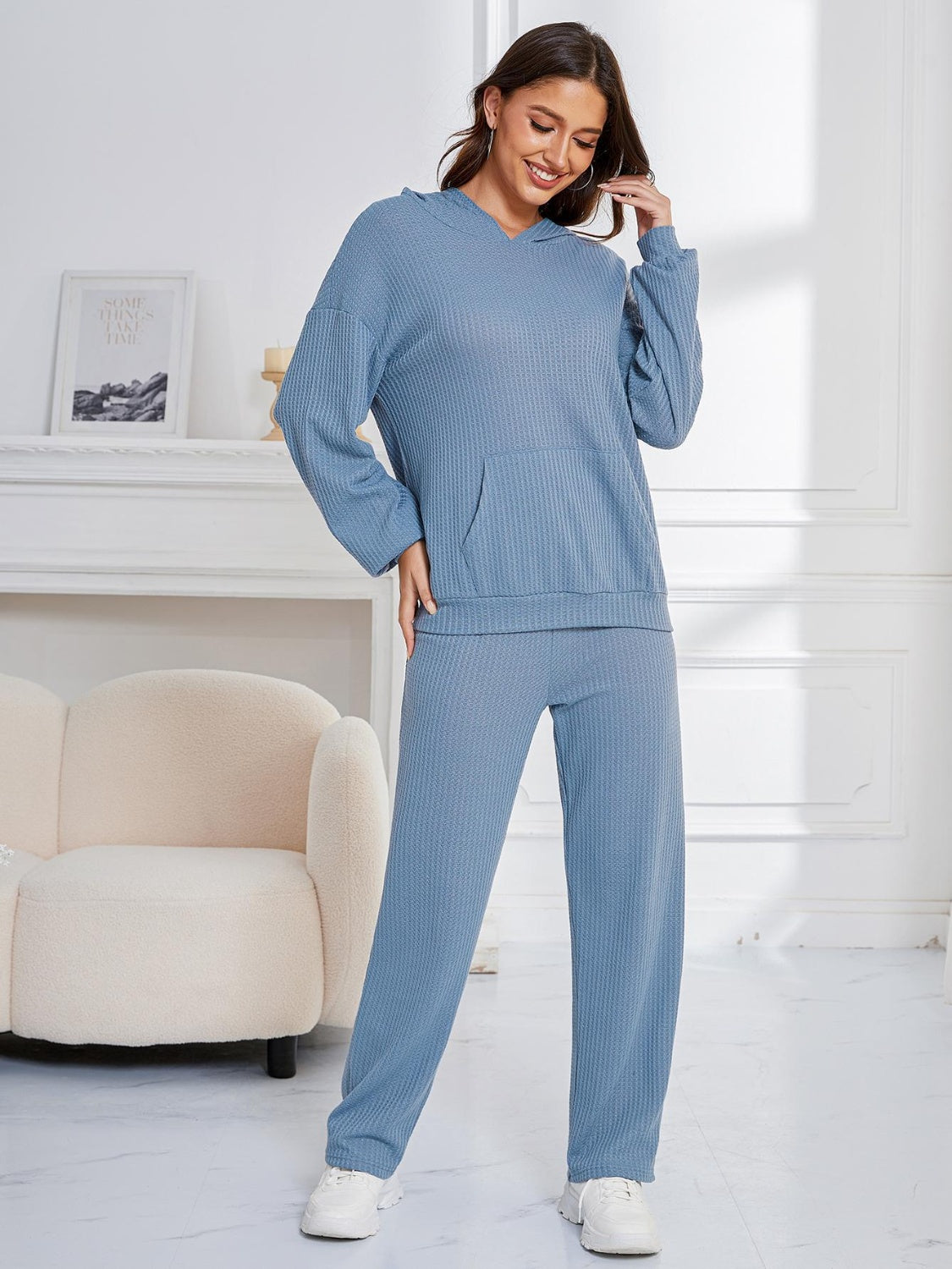 Zahira® | Set aus langärmligem Kapuzenpullover und Hose mit tief angesetzter Schulterpartie