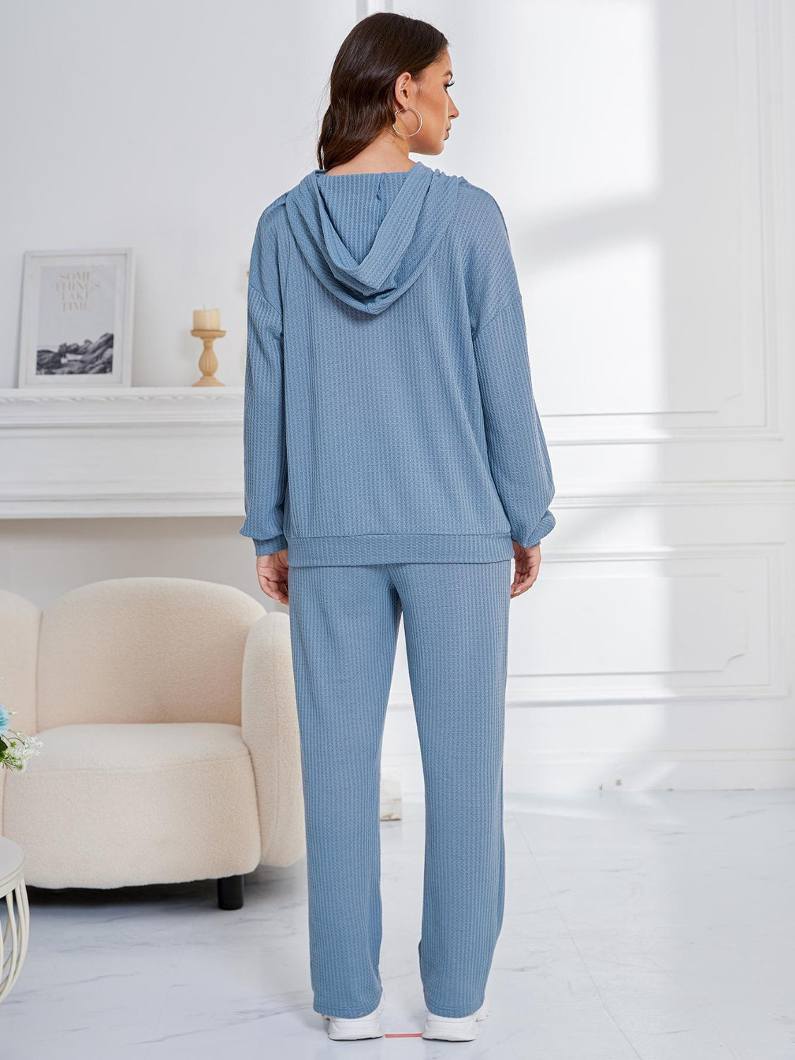 Zahira® | Set aus langärmligem Kapuzenpullover und Hose mit tief angesetzter Schulterpartie