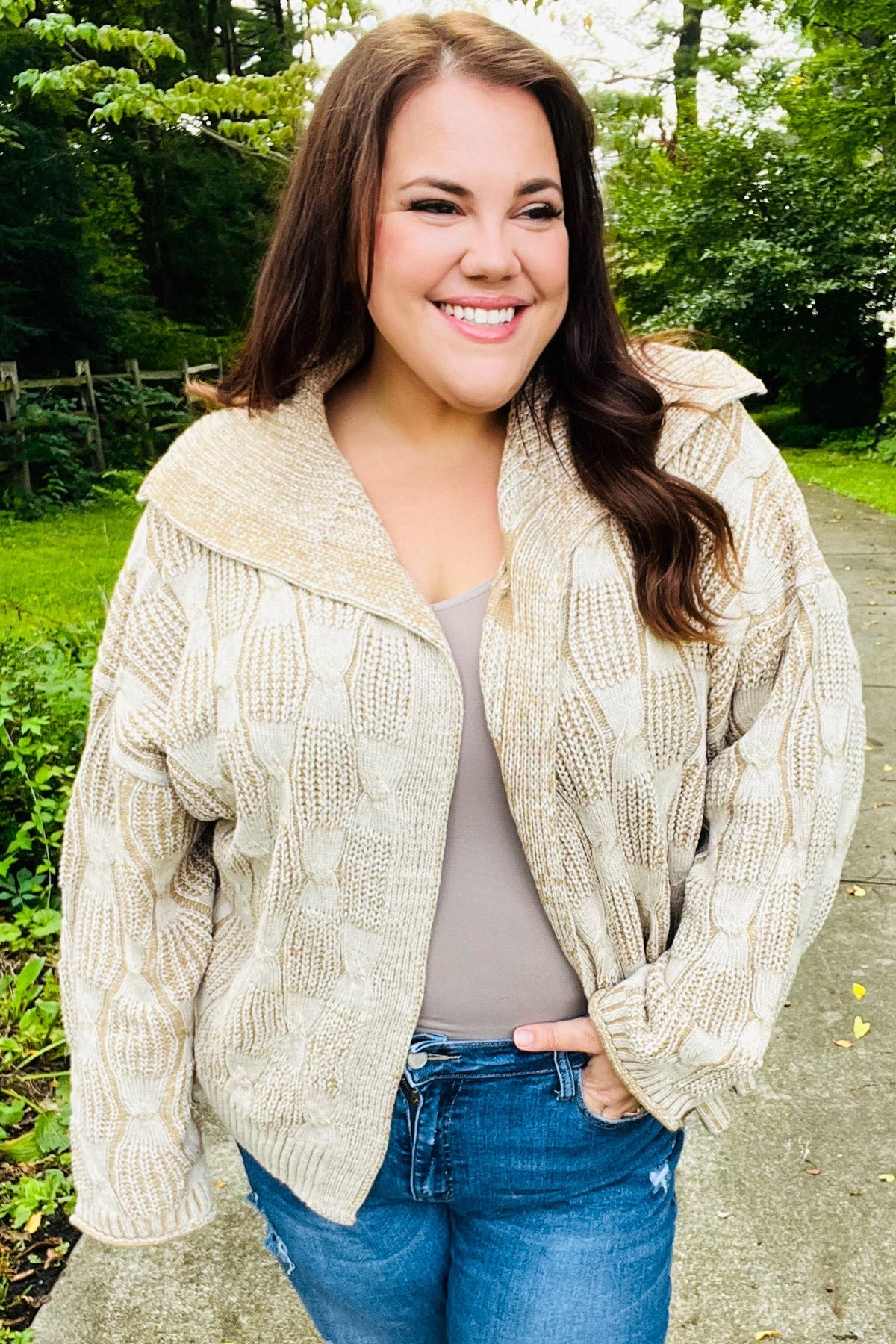 Odette® | Autumn Vibes Taupefarbener, strukturierter Cardigan mit Zopfmuster und Kragen