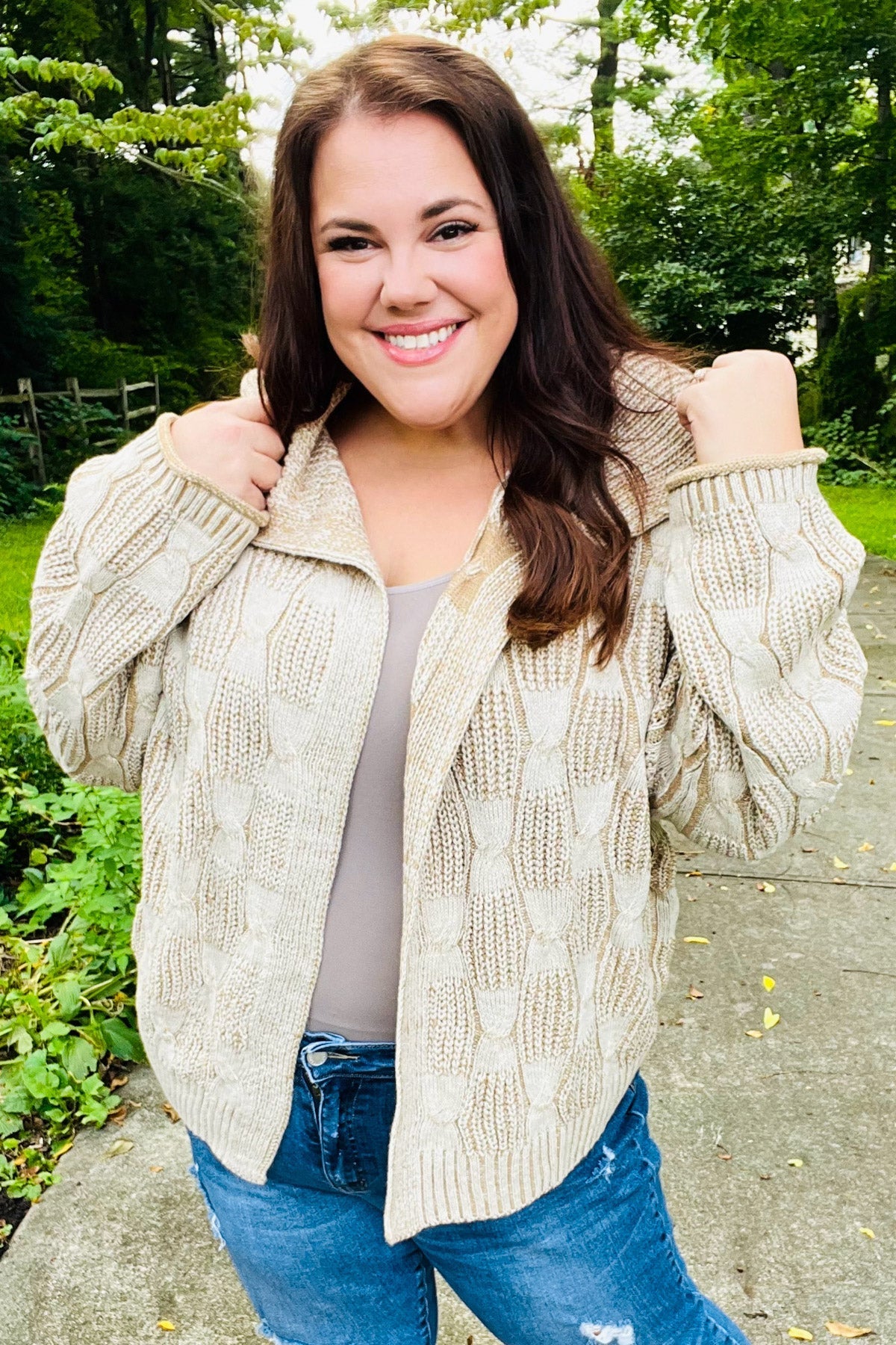 Odette® | Autumn Vibes Taupefarbener, strukturierter Cardigan mit Zopfmuster und Kragen