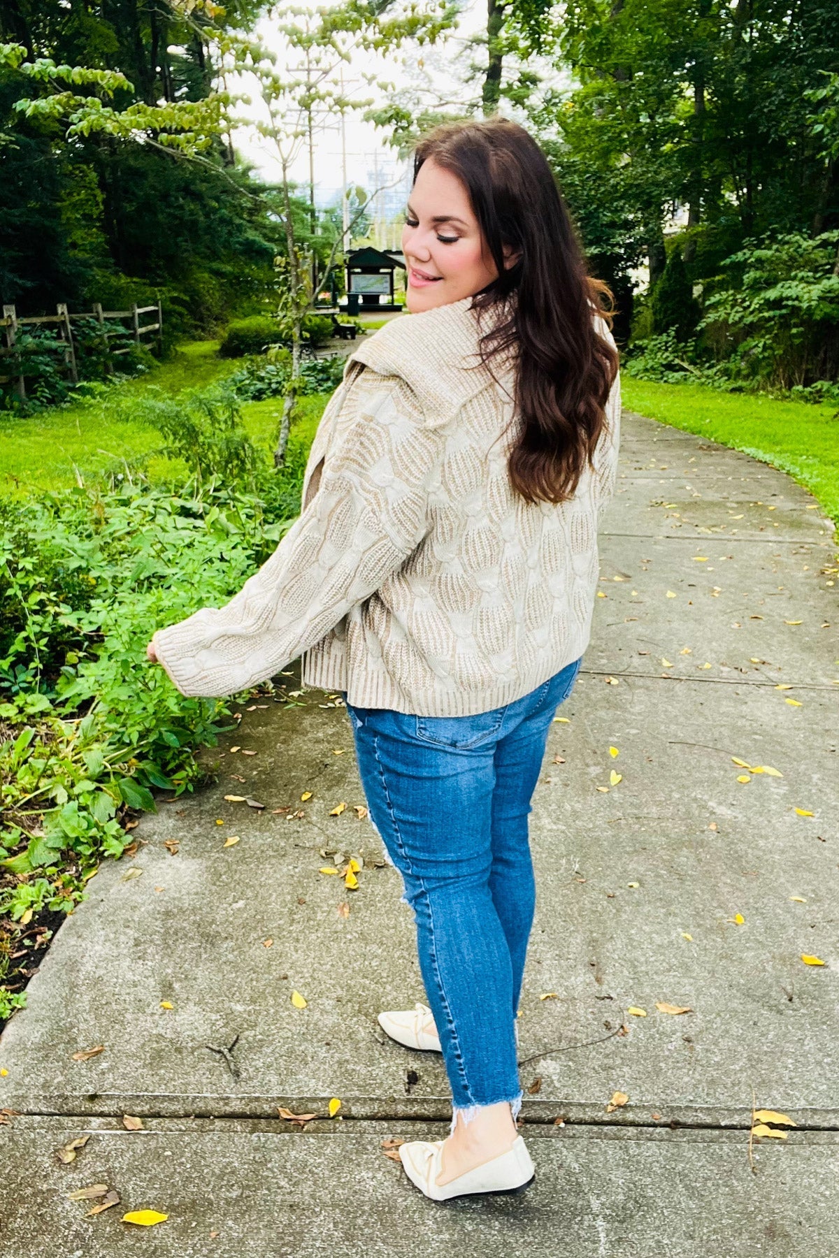 Odette® | Autumn Vibes Taupefarbener, strukturierter Cardigan mit Zopfmuster und Kragen